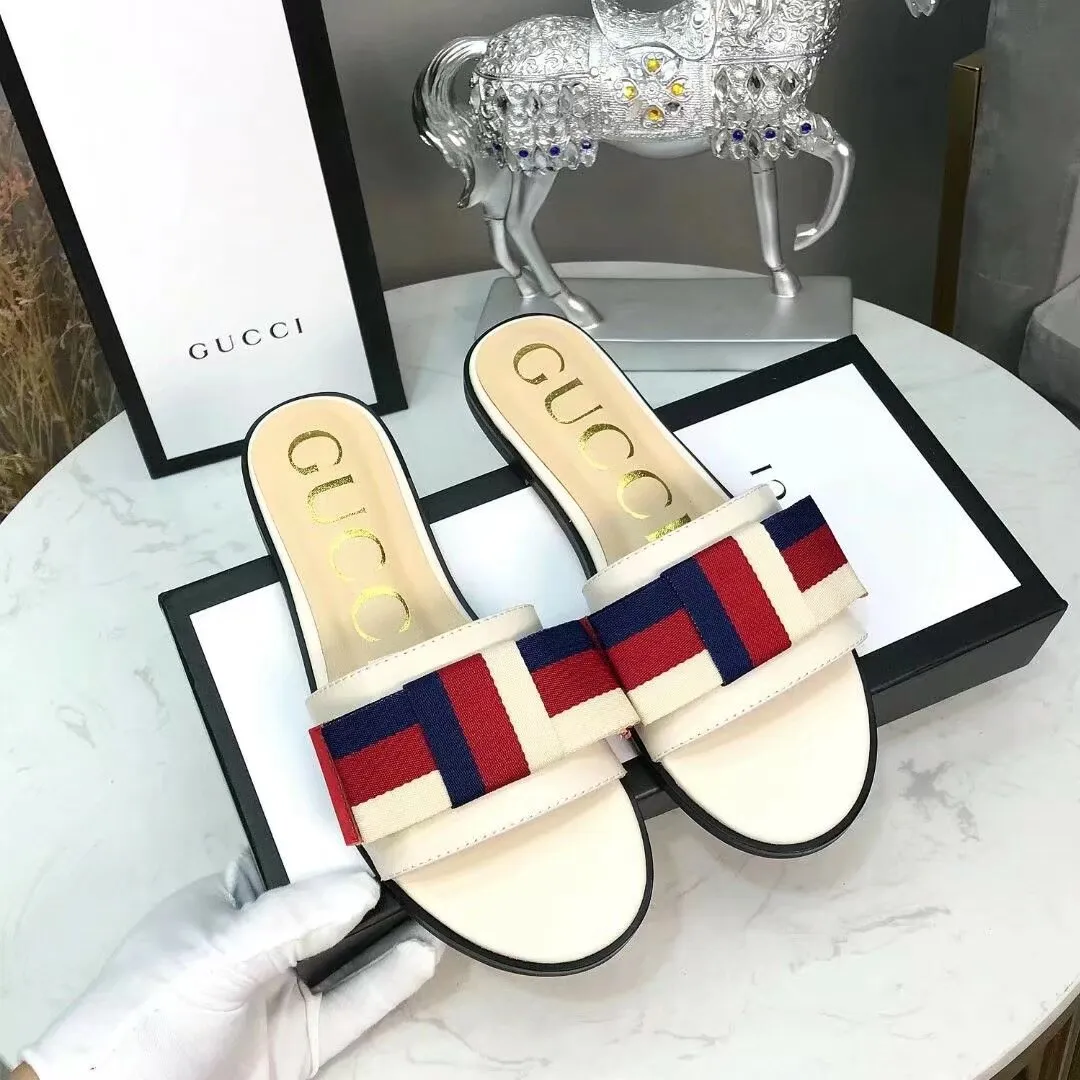 👟👟Ex-factory price 280👟👟 Gucci slippers. All in sheepskin. Sheepskin feet with original GUCCI bronze buckles. High-end atmosphere. Wear-resistant and non-slip branded rubber outsole. 35-42 yards. (41*42 can be customized, non-refundable and non-exchangeable* Welcome new and old customers to sell as shown in the picture)